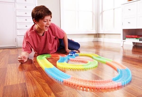 Magic Tracks - Glowing Racing Set